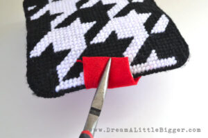 This plastic canvas clutch tutorial is easy to follow and makes a super cute bag just to your style for around SIX bucks. How cool is that?