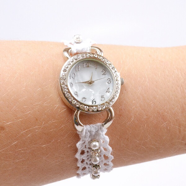 This totally simple watch DIY is totally stunning! In love with the lace, pearls and rhinestones!