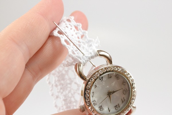 This totally simple watch DIY is totally stunning! In love with the lace, pearls and rhinestones!