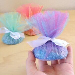Homemade bath bombs are super easy to make, smell fantastic and leave skin soft. An amazing gift to pamper yourself or friends!