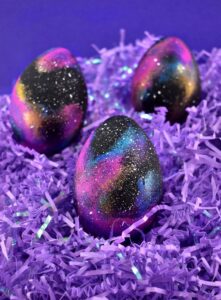 These galaxy Easter eggs are easy to make and look out of this world. Get a great step-by-step photo tutorial AND a video tutorial to make your own!
