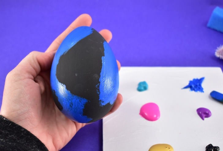 These galaxy Easter eggs are easy to make and look out of this world. Get a great step-by-step photo tutorial AND a video tutorial to make your own!