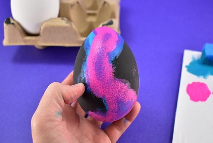 These galaxy Easter eggs are easy to make and look out of this world. Get a great step-by-step photo tutorial AND a video tutorial to make your own!