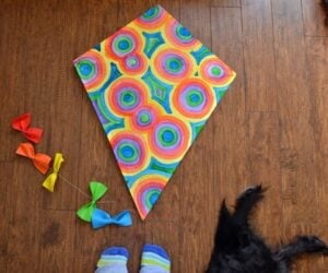 Making homemade paper kites isn't that hard and it's so fun for the kids! Make the kites for the littler ones to just decorate.