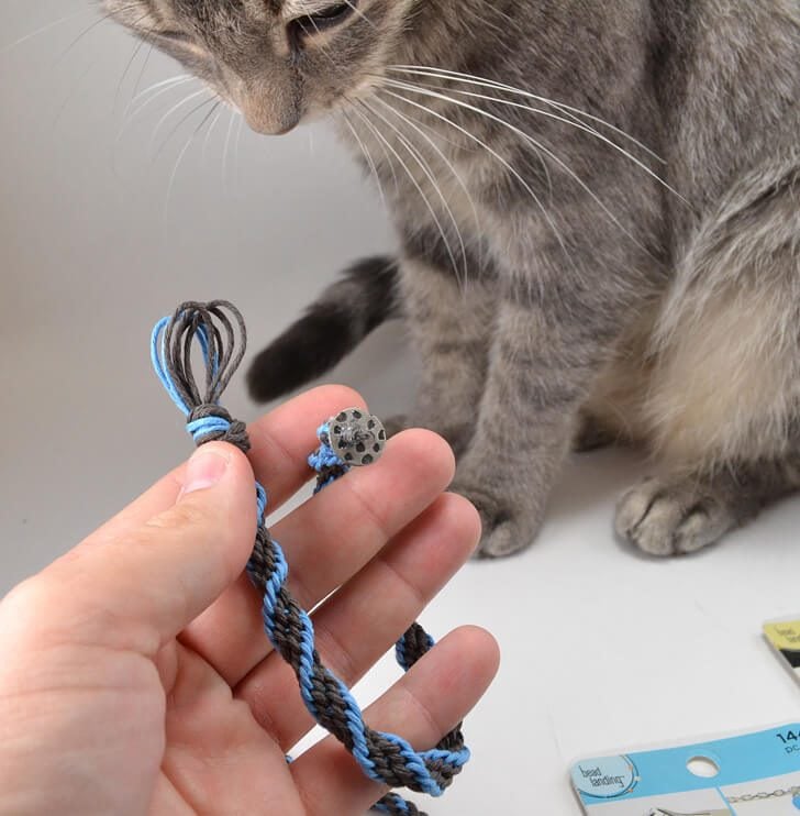 Add color to your wrist with easy Kumihimo hemp bracelets.