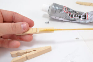 Make colorful and inexpensive trivets out of clothespins! Aren't these wooden clothespin trivets fun?