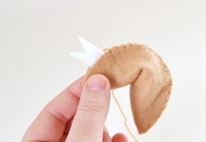 These felt fortune cookies are so cute and a snap to make. Felt crafts are so cheap to make, too! Going to have some happy kitties :)