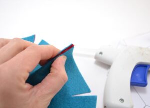 You can make these cute little felt flower bowls with just felt and glue!