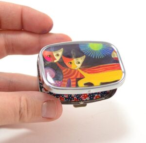 This DIY magnetic needle box is so simple to make and will last for ages! Quit losing your pins and needles because OUCH!