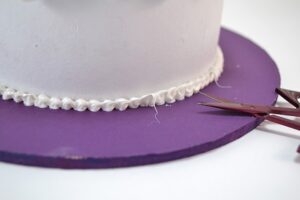 Silicone caulk decoden turns paper mache boxes into an awesome fake cake jewelry box! Get the full tutorial...