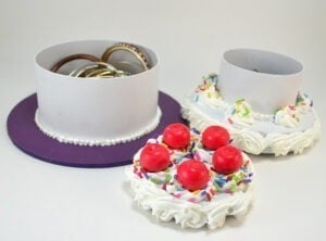 Silicone caulk decoden turns paper mache boxes into an awesome fake cake jewelry box! Get the full tutorial...