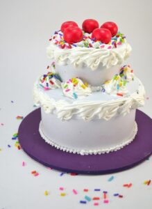 Silicone caulk decoden turns paper mache boxes into an awesome fake cake jewelry box! Get the full tutorial...