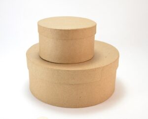 Silicone caulk decoden turns paper mache boxes into an awesome fake cake jewelry box! Get the full tutorial...