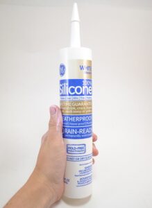 Silicone caulk decoden turns paper mache boxes into an awesome fake cake jewelry box! Get the full tutorial...