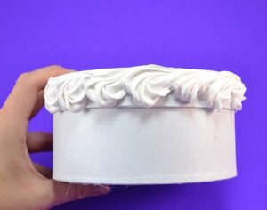 Silicone caulk decoden turns paper mache boxes into an awesome fake cake jewelry box! Get the full tutorial...