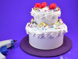 Silicone caulk decoden turns paper mache boxes into an awesome fake cake jewelry box! Get the full tutorial...