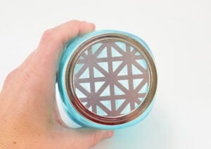This baking soda air freshener is ridiculously easy to make PLUS learn how to make a mason jar diffuser in minutes!