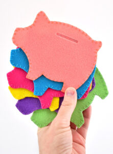Looking for a fun and useful craft? These felt piggy banks are so easy to make with cheap craft felt that won't break the (piggy) bank!