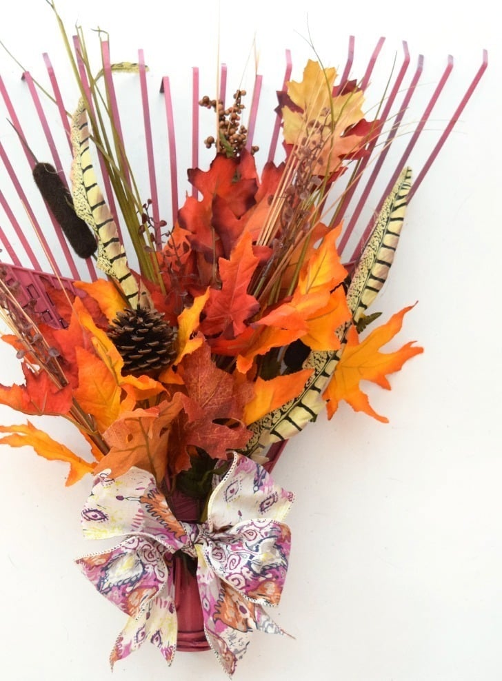 Repurpose that old rake from the tool shed into the cutest fall leaves rake wreath. So cute and clever!