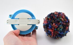 Making yarn pom pom so easy! Full tutorial to make pompoms in only 5-10 minutes each! (quick video tutorial)