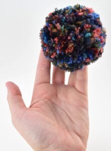Making yarn pom pom so easy! Full tutorial to make pompoms in only 5-10 minutes each! (quick video tutorial)