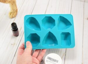 How cute are these little gem shaped soaps? A great DIY gift for a lover of the finer things. Who doesn't love diamonds? :)