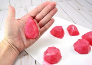 How cute are these little gem shaped soaps? A great DIY gift for a lover of the finer things. Who doesn't love diamonds? :)