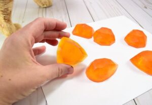 How cute are these little gem shaped soaps? A great DIY gift for a lover of the finer things. Who doesn't love diamonds? :)