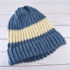 Want to mix it up and add in a new color yarn on your knitting loom but don't know how? This is a super simple tutorial for how to change colors on a knitting loom.