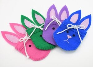 Get the free pattern to make these absolutely precious felt bunny bags. Great for Easter!