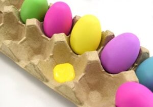 How fun are these thermochromic color change Easter eggs? They can change with your hands alone!