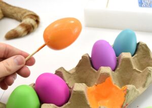 How fun are these thermochromic color change Easter eggs? They can change with your hands alone!