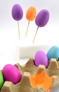 How fun are these thermochromic color change Easter eggs? They can change with your hands alone!