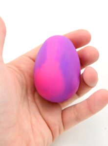 How fun are these thermochromic color change Easter eggs? They can change with your hands alone!