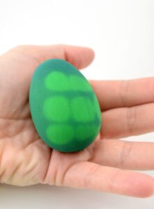 How fun are these thermochromic color change Easter eggs? They can change with your hands alone!