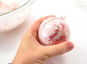 Don't you just love a fancy bath bomb? These rose bath bombs not only smell amazing but have a real rose in them. Check it out!