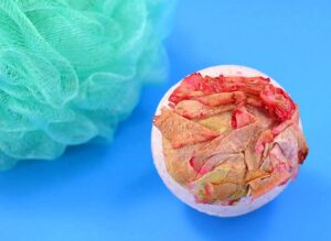 Don't you just love a fancy bath bomb? These rose bath bombs not only smell amazing but have a real rose in them. Check it out!