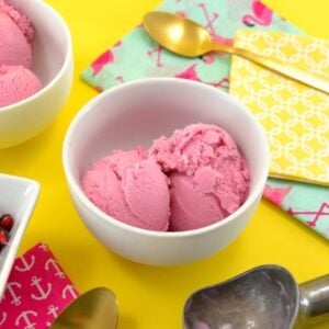 Do you love sweet, tart desserts? You have to try this super tasty pomegranate homemade ice cream. It's SO CREAMY!