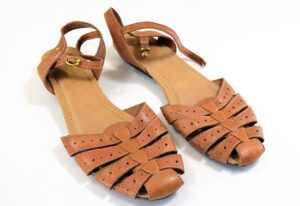 Don't toss your favorite sandals, dye them and make them like new all over again! There are SO MANY different colors you can dye them, too!