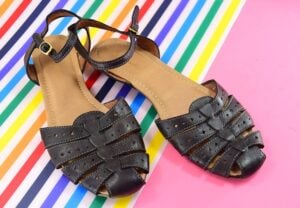 Don't toss your favorite sandals, dye them and make them like new all over again! There are SO MANY different colors you can dye them, too!