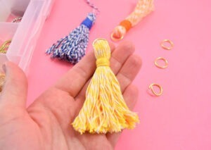 These 5 minute baker's twine tassels are so adorable and cost about 33 cents apiece - seriously why buy when DIY is so cheap?!?
