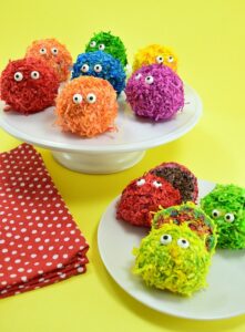 These little edible pom pom monsters are beyond cute and great for a sweet little treat any time of the year! Step by step tutorial included... looks simple enough!