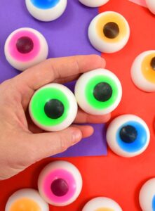 These homemade soap eyeballs are super easy to make with melt and pour AND the kiddos are going to love washing their hands with them. Win-win!