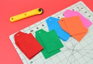 Make these combo gift card holders and gift tags out of felt... perfect to keep gift cards and the present it goes with together!
