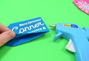 Make these combo gift card holders and gift tags out of felt... perfect to keep gift cards and the present it goes with together!