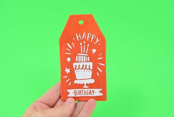 Make these combo gift card holders and gift tags out of felt... perfect to keep gift cards and the present it goes with together!