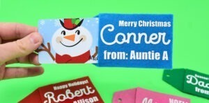 Make these combo gift card holders and gift tags out of felt... perfect to keep gift cards and the present it goes with together!