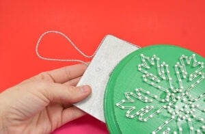 Using wood plaques these awesome string art snowflake ornaments are amazing!