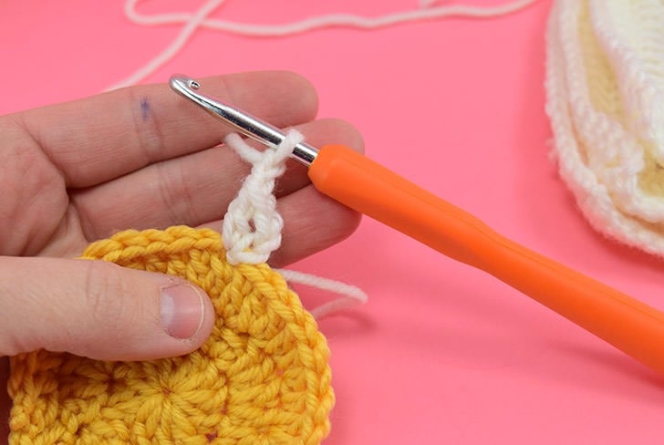 I love modern crochet patterns! This take with a colorful circle encased in white is modern and so fun. Who knew a circle granny square could look so cool!