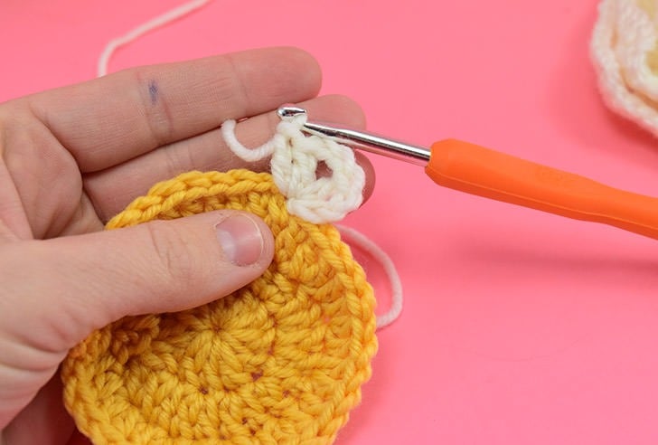 I love modern crochet patterns! This take with a colorful circle encased in white is modern and so fun. Who knew a circle granny square could look so cool!